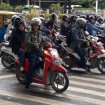 Bahaya Menurunkan Kaki Kanan Saat Berhenti Naik Motor