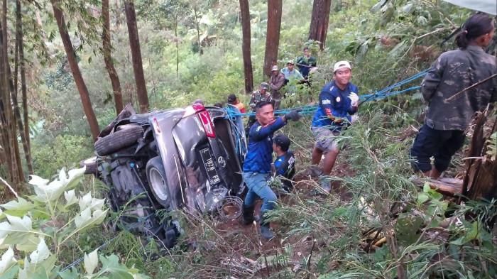 Bencana Maut di Jalur Pacet, Kijang Innova Hancur di Jurang 30 Meter