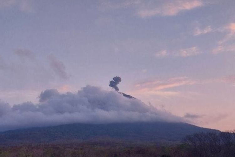 Bandara Lembata Ditutup Sebulan Akibat Erupsi Ile Lewotolok