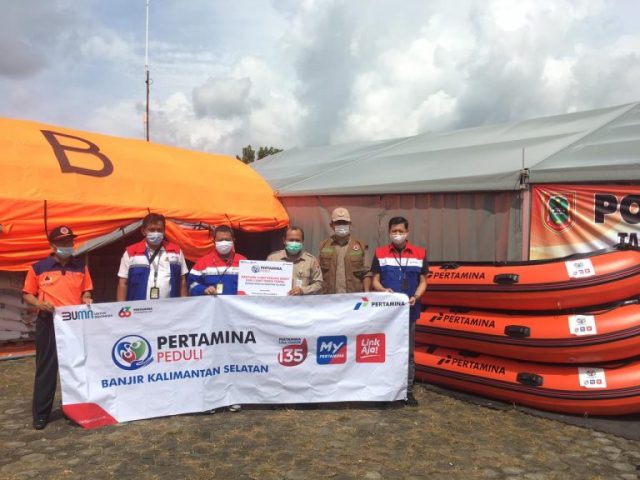 Dukung Ekonomi Daerah, Bank Kalsel Bantu Gerobak dan Tenda Pedagang Lapangan Dwiwarna